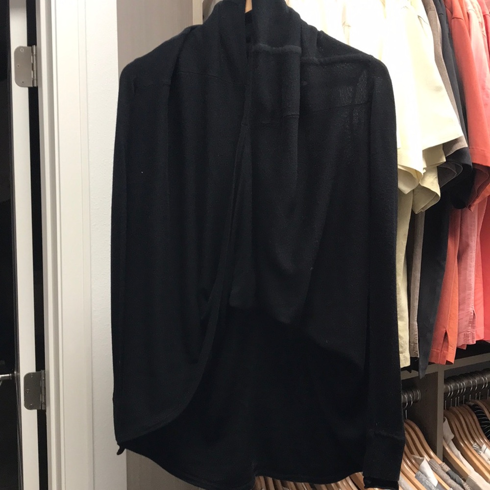 LULULEMON Size 6 convertible black sweater.